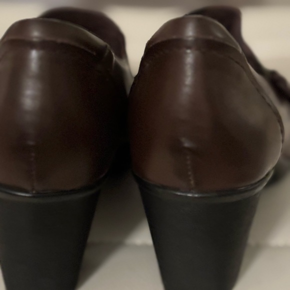 Bass Womens Fallon  Size‎  7 brown Leather Sip On Pleated  Heels 2.5” heels - Picture 3 of 8